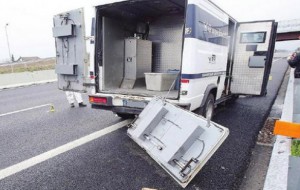 Assalto con bande chiodate a furgone portavalori sulla Brindisi-Bari
