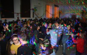 Ballo senza sballo: una serata di discoteca per ragazzi nel salone della Parrocchia SS. Medici