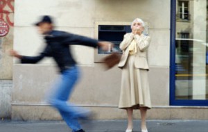 Strappa con violenza la borsa ad una vecchietta poi si nasconde sotto il letto