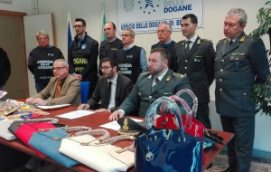 Maxisequestro di merce taroccata: fermati in Dogana 60mila tra borse, borselli e portafogli