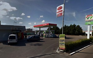 Tentano di asportare colonnina self-service con pala meccanica