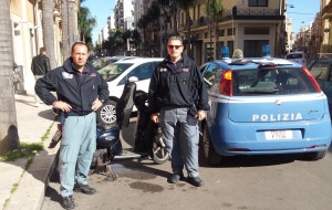 Due ragazzi beccati in pieno centro su uno scooter rubato a Lecce: uno è riuscito a fuggire