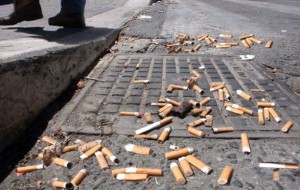 Guerra agli sporcaccioni: multe più salate per chi getta mozziconi, carte e chewingum