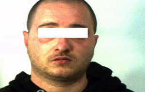 Picchia i carabinieri per fuggire durante la perquisizione: 30enne arrestato per spaccio, violenza, resistenza e lesioni