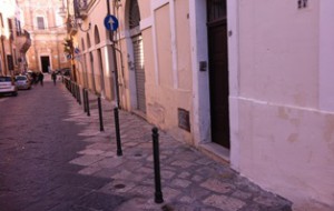 Ripristinati i paletti del centro storico lesionati da auto e vandali