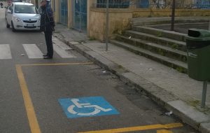 Vigile urbano si “automulta” dopo aver parcheggiato sullo stallo per disabili