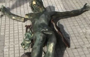 Crolla il crocifisso del Cimitero di Brindisi: nessun ferito ma gravi danni alla statua di bronzo