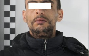 Ruba due vasi e minaccia i poliziotti: arrestato 30enne tunisino