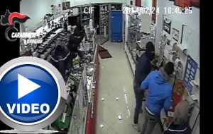 Assalti in banca, tabaccherie e supermercati: il video che incastra i rapinatori