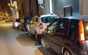 Il parcheggio selvaggio blocca le ambulanze: quando un gesto idiota può costare una vita