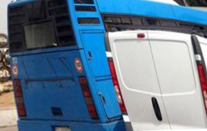 Pullman di studenti contro un furgone a Cellino: nessun ferito