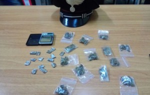Spacciano droga nella Villa Comunale: nei guai due giovanissimi