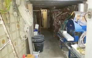 Rubano autocarro e materiale elettrico: arrestate tre persone