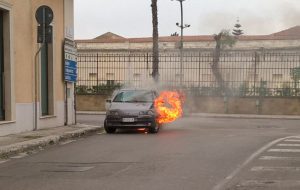 Auto a fuoco, paura in via provinciale San Vito