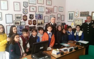 Gli alunni della scuola elementare in visita alla compagnia dei Carabinieri