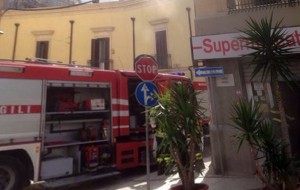 VIDEO: A fuoco supermarket in pieno centro: evacuato condominio