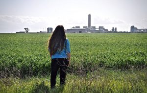 L’insopportabile contraddizione: 100 km a piedi spingendo una barella per dire NO alla Puglia dei veleni