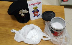 Trovato in strada barattolo con 140 grammi di cocaina