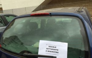 Auto prive di assicurazione: due sequestri