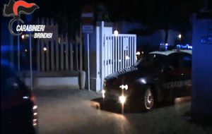 Insulta e picchia i vicini di casa: arrestato 68enne