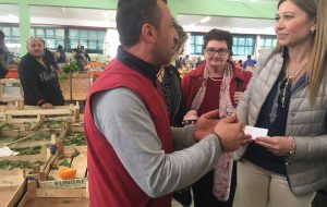 Carluccio in visita nel nuovo Mercato coperto. Gli ambulanti: “Struttura inadeguata”