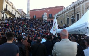Scalinata virgiliana gremita per la tappa pugliese del tour di Luigi Di Maio