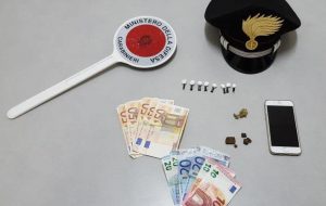 Spaccia droga in pieno centro: arrestato dai Carabinieri