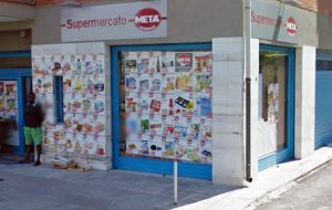 Rapina al supermarket di Via Bezzecca: il titolare reagisce ed il rapinatore scappa via perdendo scarpa e casco