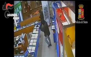 Violenta rapina alla gioielleria del centro commerciale: tutti i dettagli