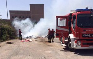 Incendia i rifiuti e finisce in carcere