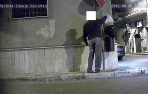 Le telecamere stanano i furbetti del rifiuto selvaggio: multe a San Vito dei Normanni