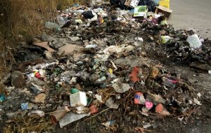 Discarica abusiva in contrada Montenegro: operai a lavoro per rimuovere rifiuti domestici