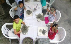 Laboratorio di mosaico creativo per bambini a “Le Ali di Mirna”