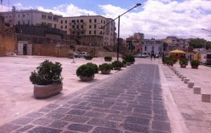 Blocchi e fioriere: il Lungomare si prepara per la serie di eventi per la Brindisi-Corfù