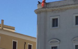 Lavoratori Santa Teresa minacciano di lanciarsi dal tetto della provincia