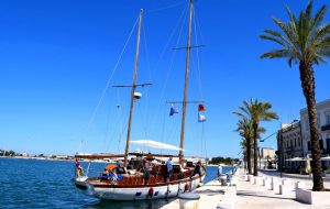 Salpa il veliero Dolphin: promozione del territorio dal Salento fino a Venezia