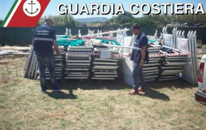 La Guardia Costiera sequestra lettini ed ombrelloni