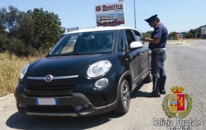 Auto rubate e rivendute: la Polstrada recupera due Fiat 500L
