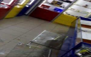 Panico nel centro commerciale: irrompono con scooter e fumogeni e rapinano gioielleria