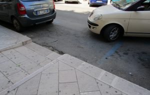 Sosta sulle strisce pedonali e davanti agli scivoli per disabili: 15 multe a Brindisi