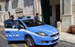 Ruba auto in sosta: arrestato