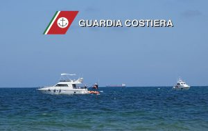 In secca sugli scogli con lo yacht: la Guardia Costiera salva una famiglia