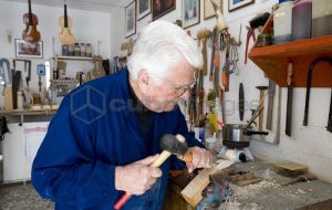 Mostra dell’Artigianato Fasanese: domani intervista a Francesco Cavallo, liutaio di 87 anni ancora in piena attività
