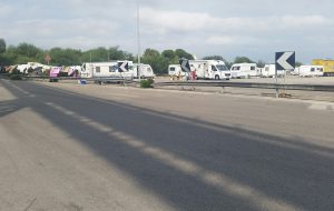 Campo nomadi sul piazzale di Costa Morena: interviene la Polizia Municipale