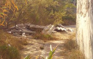 Discarica di eternit abbandonata a pochi metri dalle spiagge: “nessuno si muove nonostante la segnalazione”