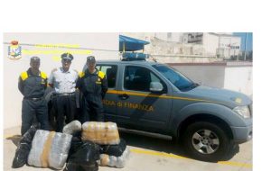 Inseguimento in mare: la Finanza ferma gommone con 80 Kg di marijuana, due arresti