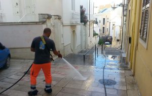 Pulizia Straordinaria e Attività di Sbiancamento e Sanificazione/Deblatizzazione dei Corsi e Piazze Centrali di Brindisi