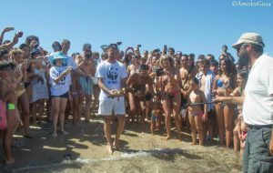 Emozione a Torre Guaceto: tartaruga accarezzata da bambina non vedente prima di essere rimessa in mare