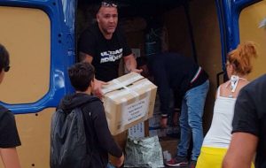 Gli ultras consegnano i pacchi a Rieti mentre il terremoto continua a scuotere il centro Italia