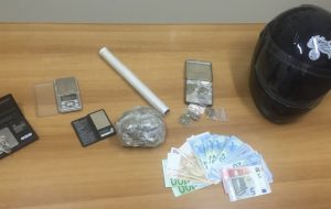 In auto con 117 grammi di erba: un arresto ed una denuncia